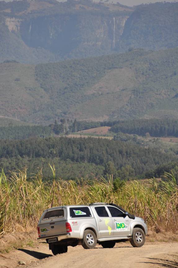 À caminho do Salto São Francisco, que aparece ao fundo (em Prudentópolis - PR)